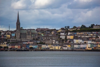白天多云天空下水体附近的城市建筑物